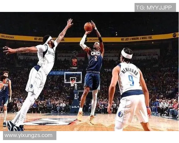 爵士与独行侠激战正酣球星对决引爆全场激情时刻