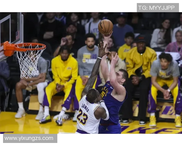 詹姆斯历史性成就达成四万分加一万板一万助的辉煌时刻